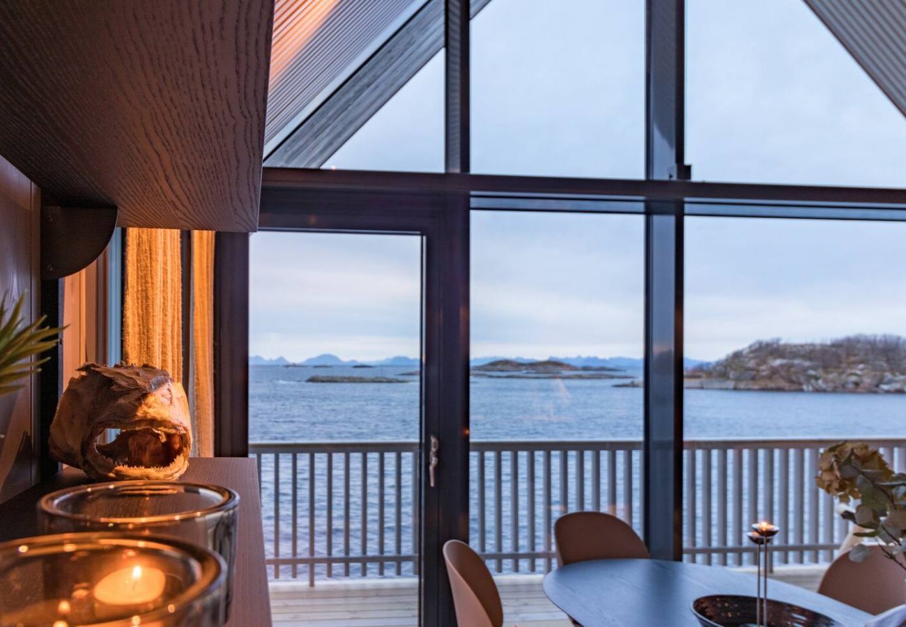 Apartment in Vågan - Fishermans cabin in Lofoten with fantastic sea views and a spacious balcony