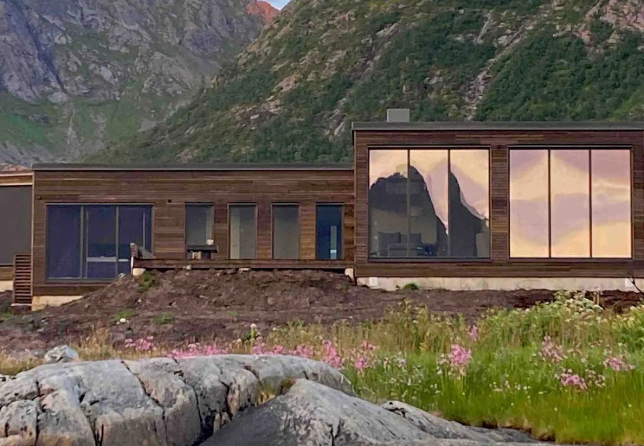 Cabin in Vågan - New lodge at seaside, near Henningsvær Lofoten