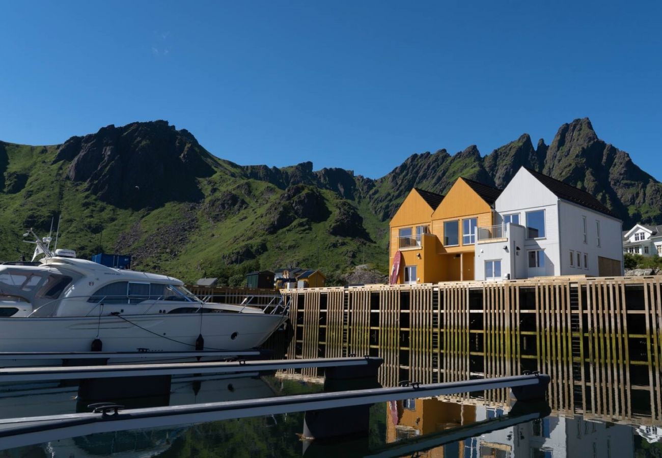 Cabin in Vestvågøy - New rorbu / fisherman's cottage with amazing views