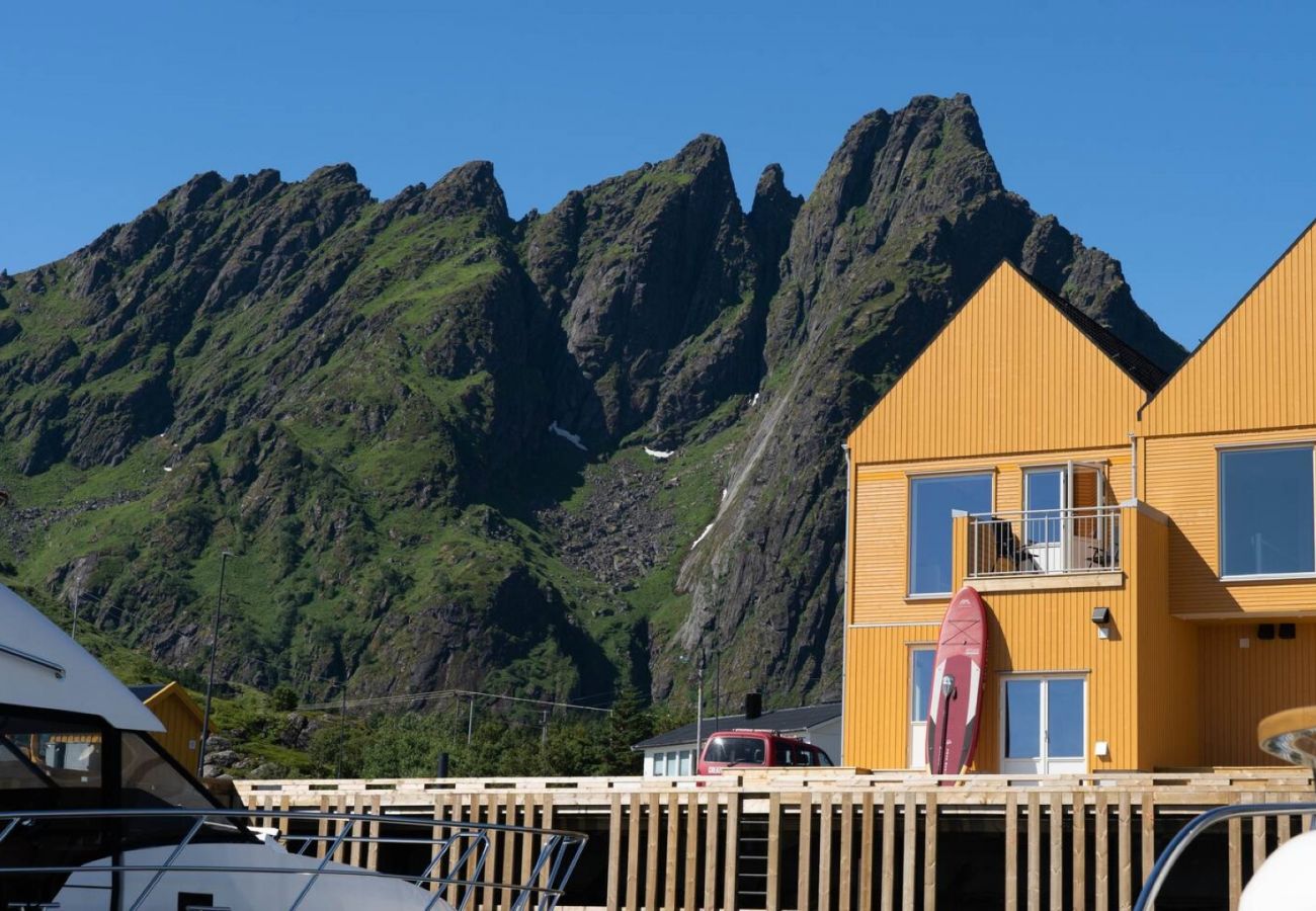 Cabin in Vestvågøy - New rorbu / fisherman's cottage with amazing views