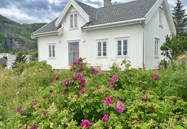  in Moskenes - Historic House, 1880 – Stunning Panoramic Views