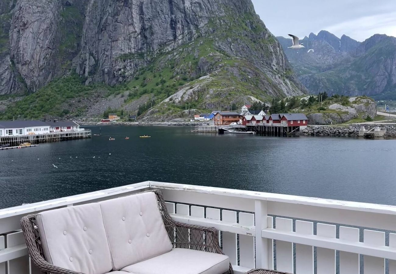 Cabin in Moskenes - Traditional Hamnøya Rorbua with spectacular view!