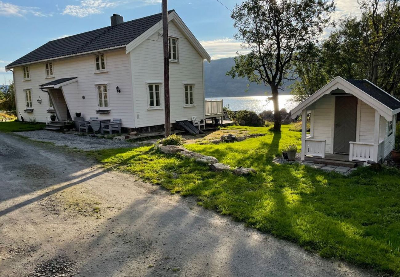 House in Vestvågøy - Vettingstua, beautiful house down by the sea.