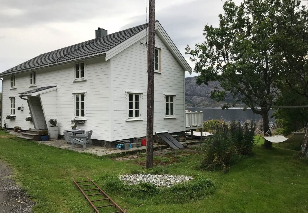 House in Vestvågøy - Vettingstua, beautiful house down by the sea.