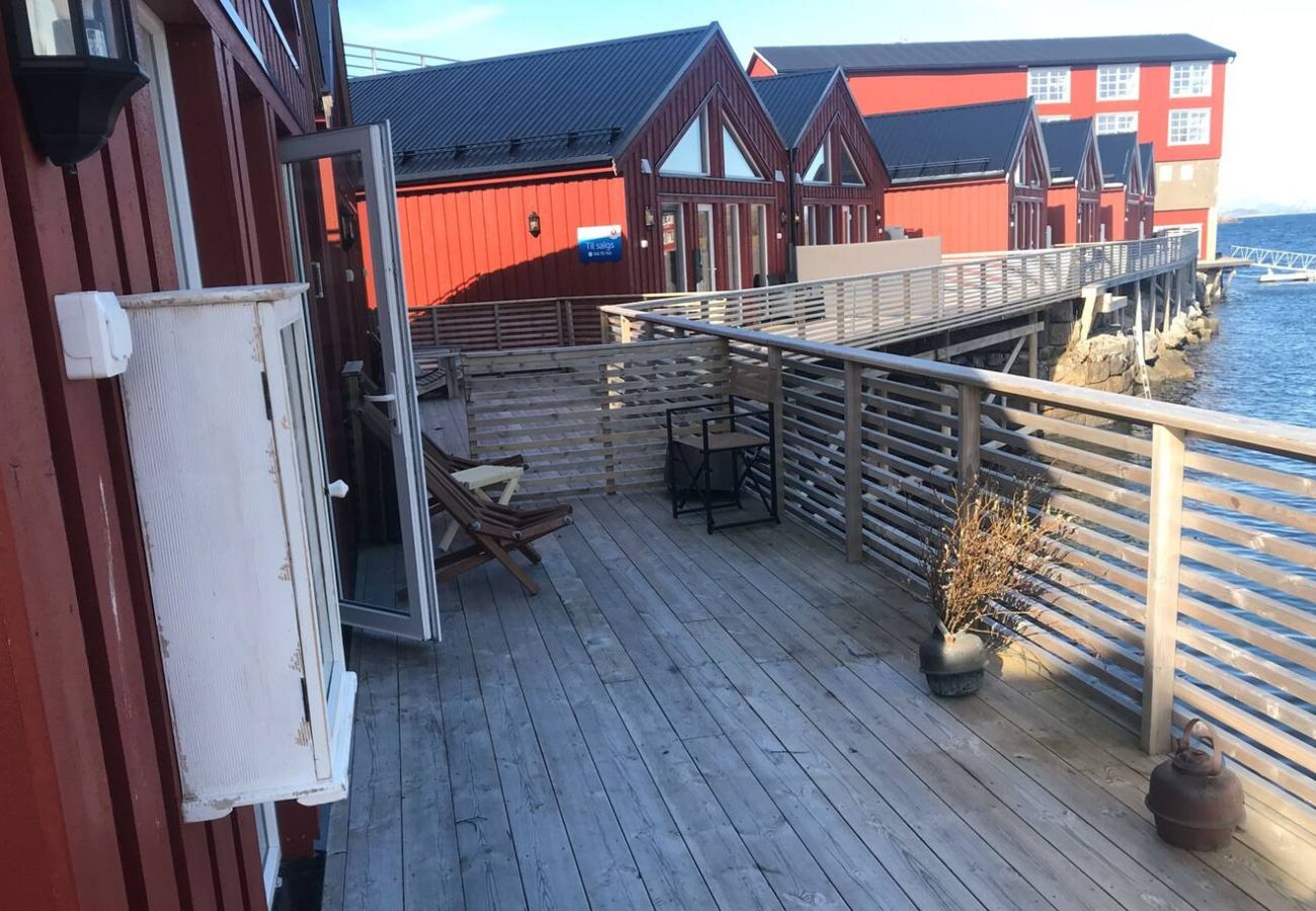 Cabin in Vestvågøy - Amazing waterfront rorbu (free car-charging)