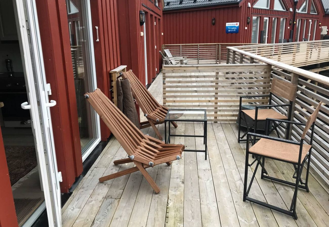 Cabin in Vestvågøy - Amazing waterfront rorbu (free car-charging)
