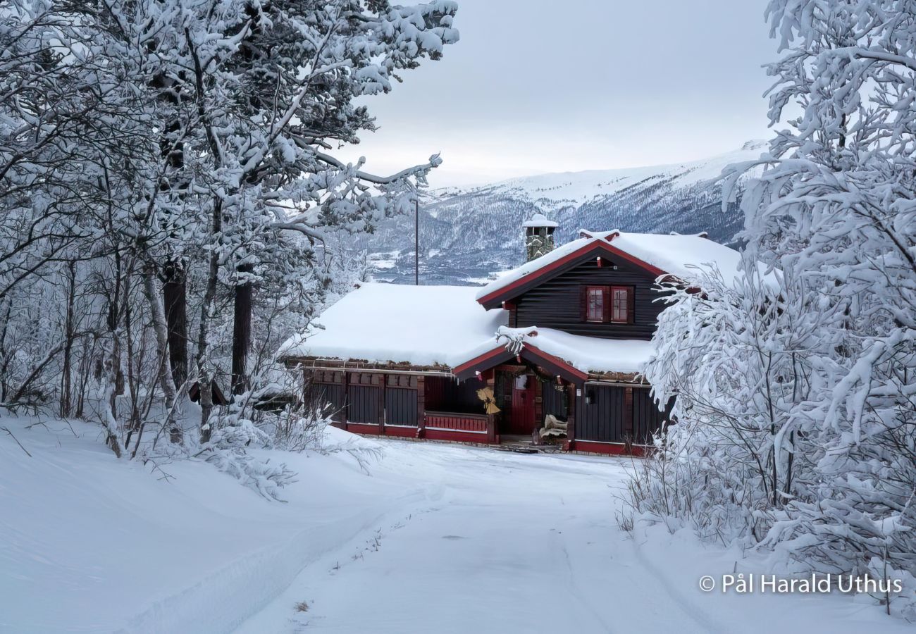 Large renovated cabin in Geilo with fantastic views available for rent.