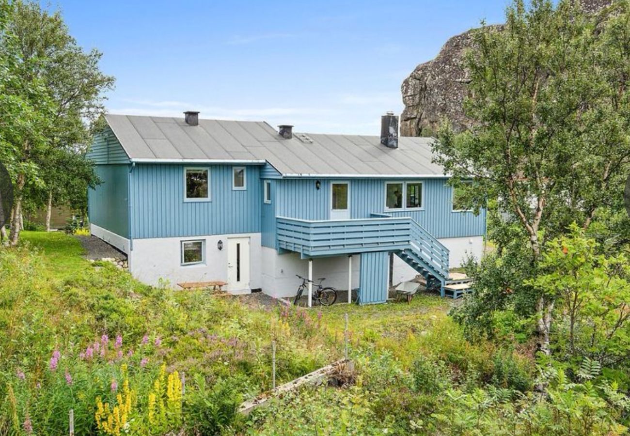 House in Vågan - The blue house