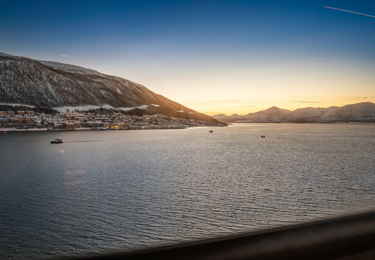 Apartment in Tromsø - Premium Waterfront Apartment–Sea & Mountain View 