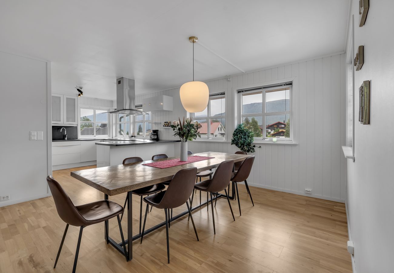 Apartment in Tromsø - Central Large Modern House With a View