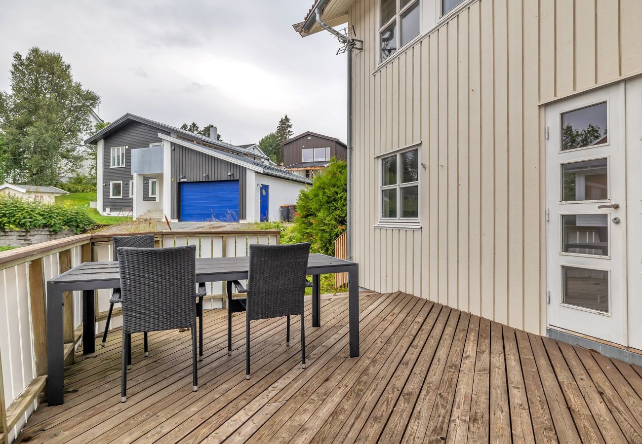 Apartment in Tromsø - Central Large Modern House With a View