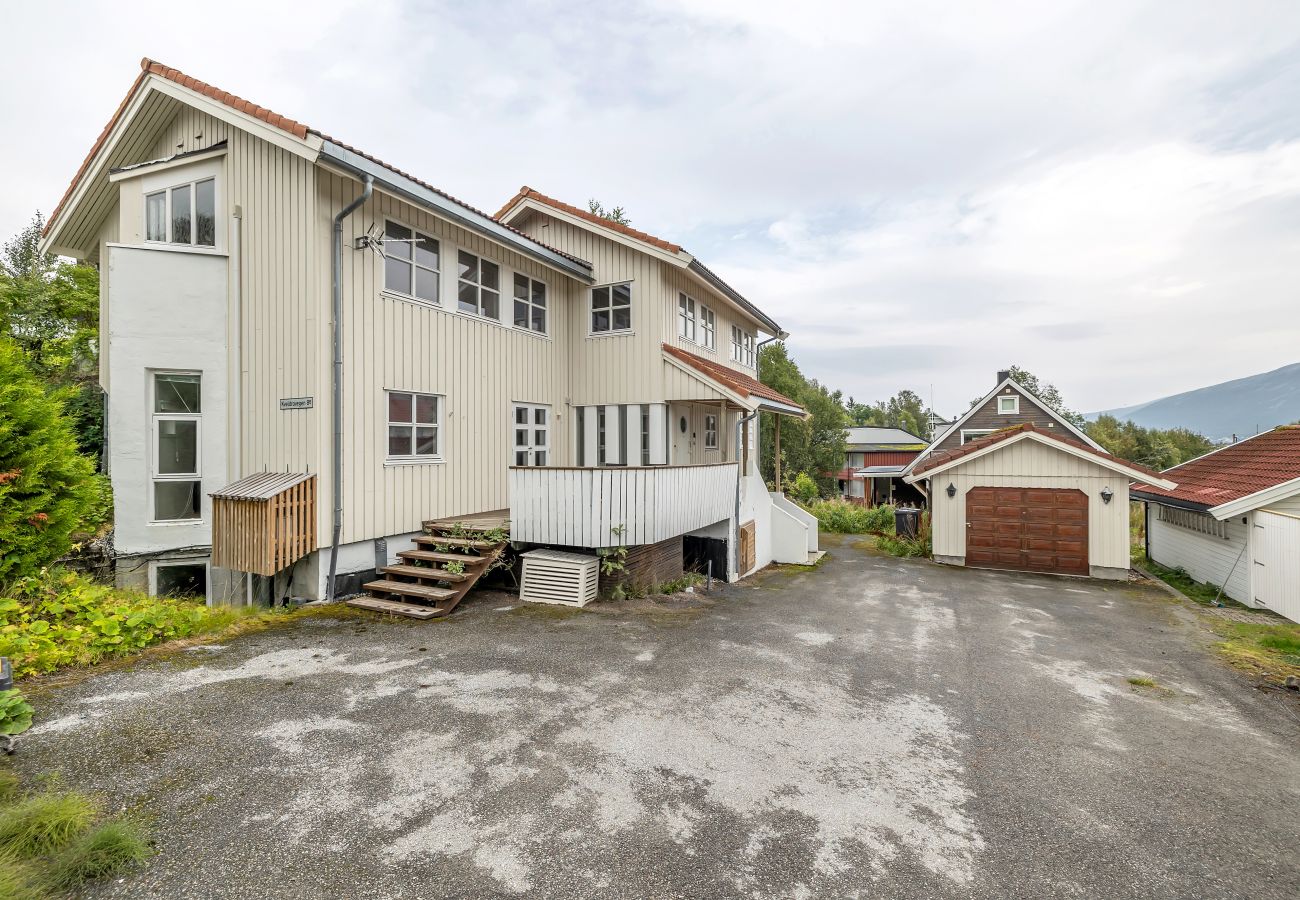 Apartment in Tromsø - Central Large Modern House With a View