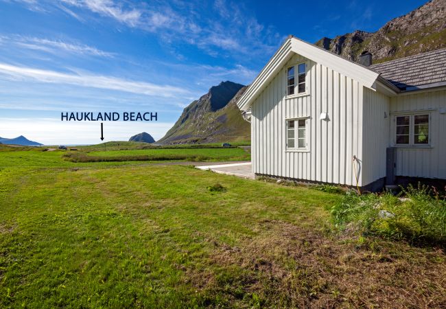  in Vestvågøy - Arctic Waves Cottage, Haukland