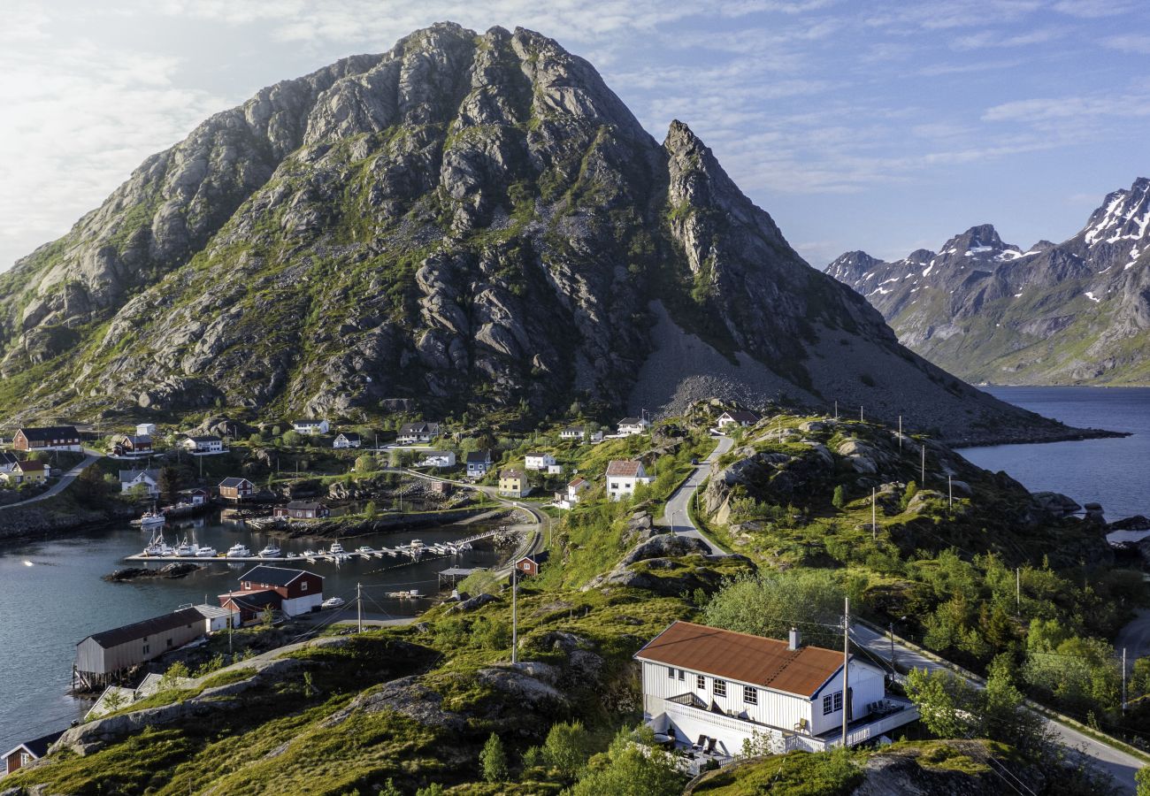 House in Flakstad - Sundet Lofoten - fjell- og havutsikt