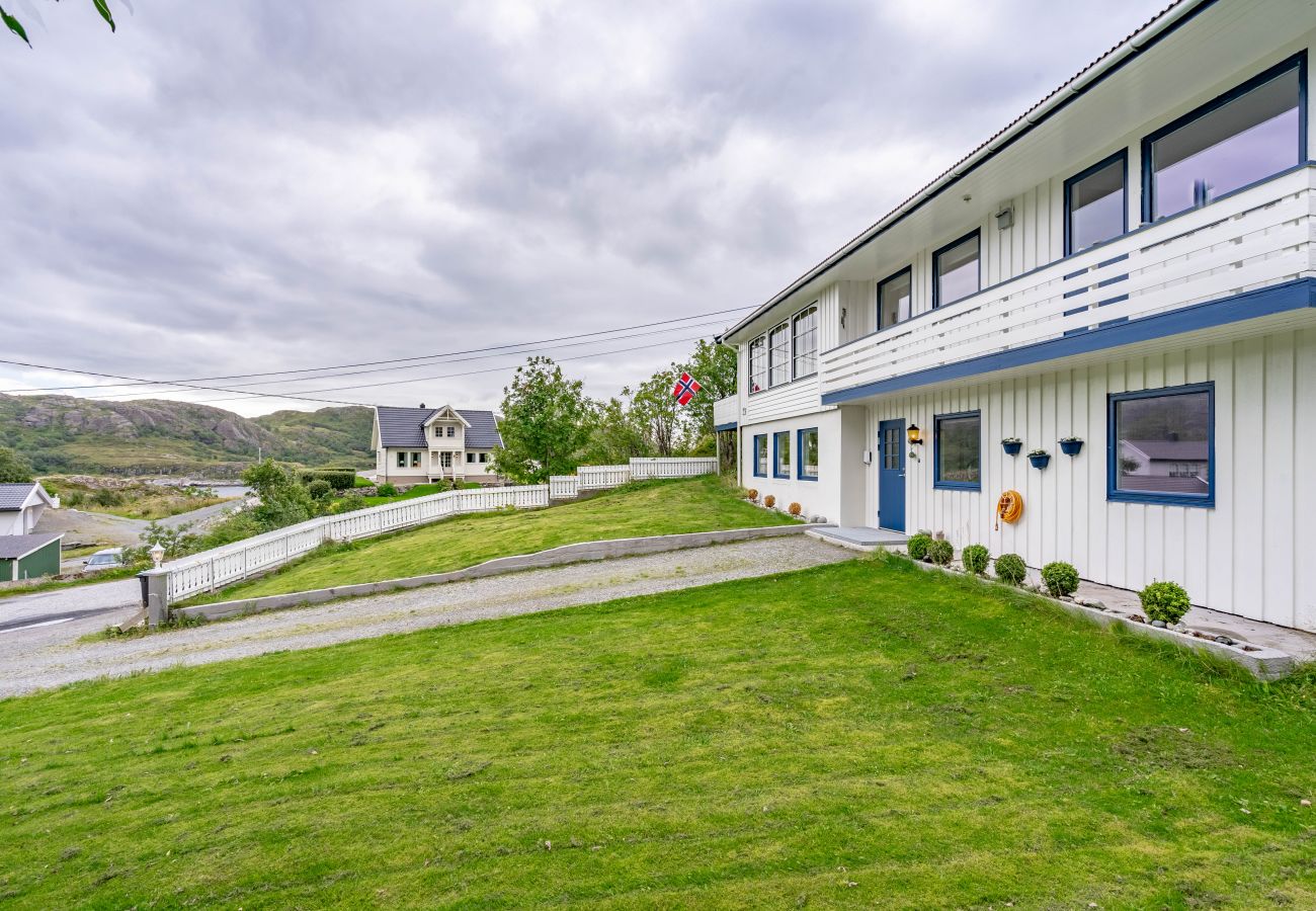 House in Flakstad - Sundet Lofoten - fjell- og havutsikt