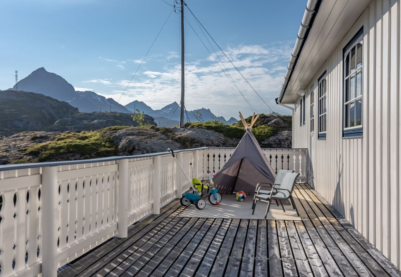 House in Flakstad - Sundet Lofoten - fjell- og havutsikt