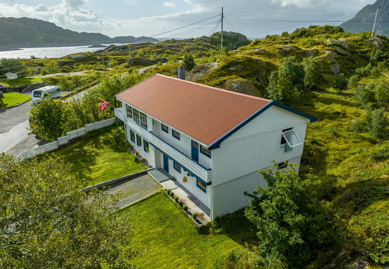 House in Flakstad - Sundet Lofoten - fjell- og havutsikt