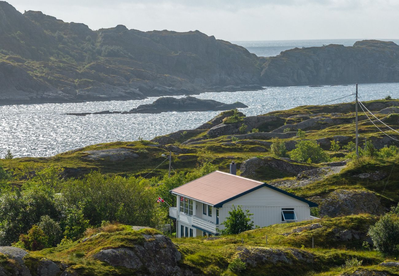 House in Flakstad - Sundet Lofoten - fjell- og havutsikt