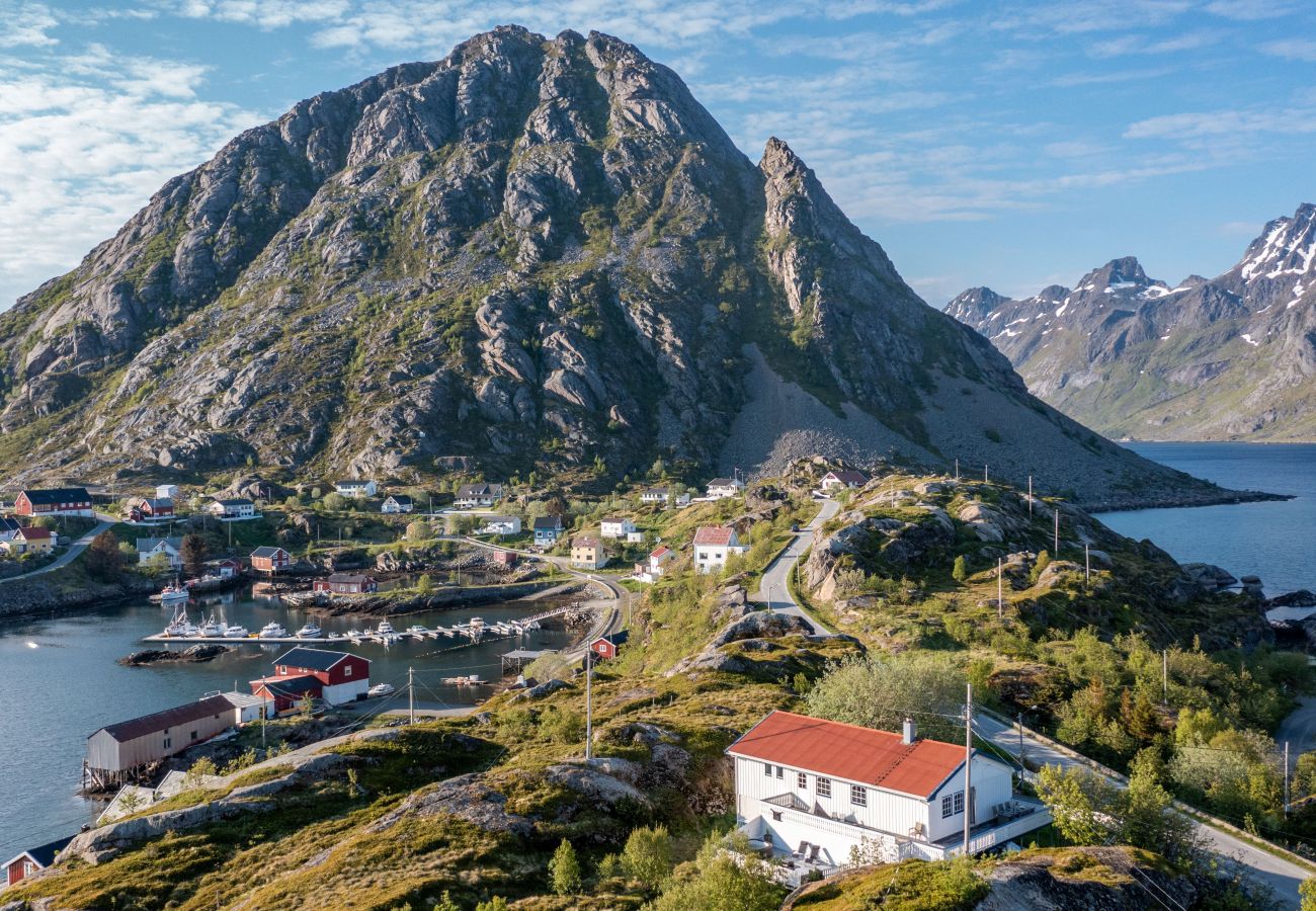 House in Flakstad - Sundet Lofoten - fjell- og havutsikt