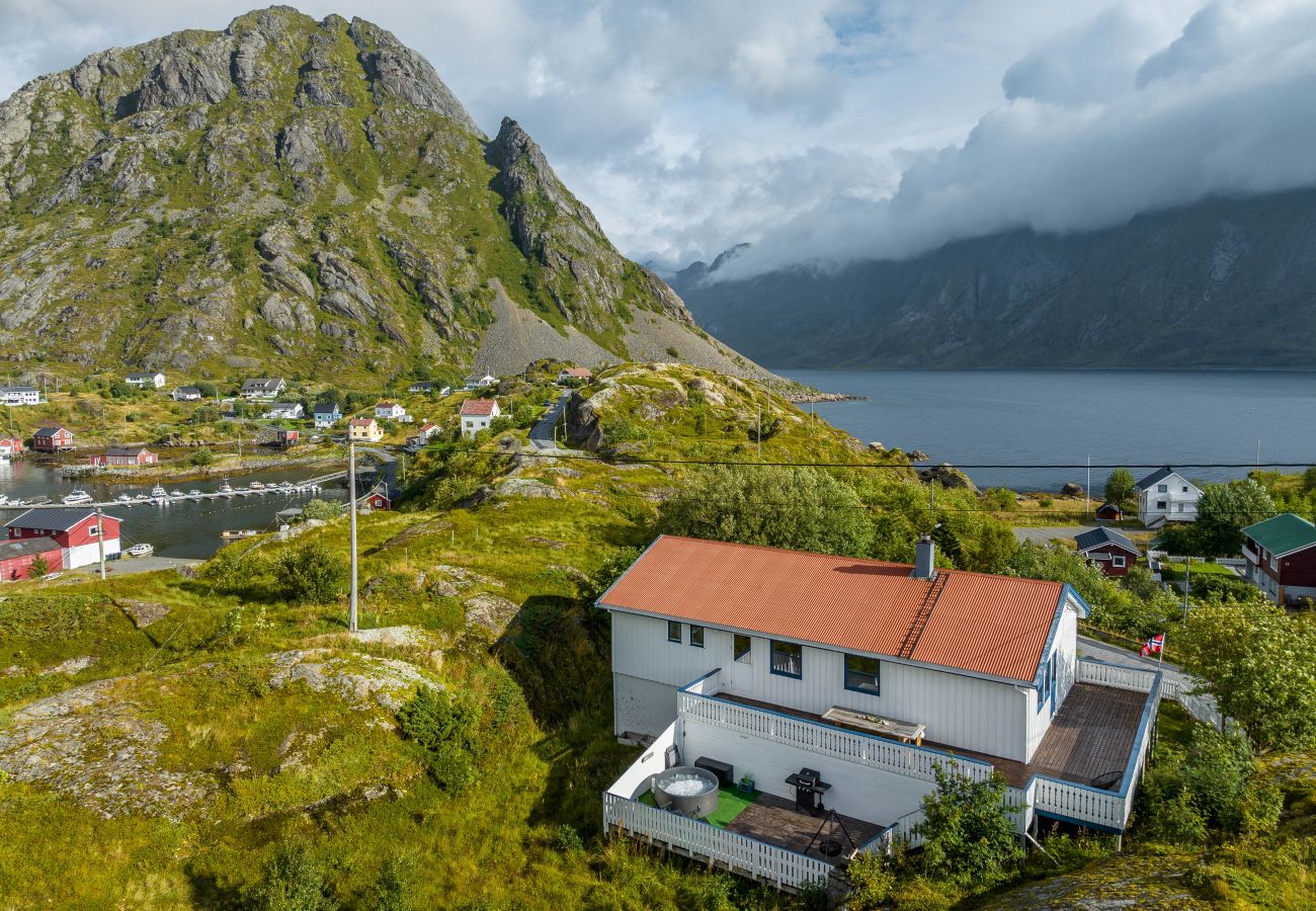 House in Flakstad - Sundet Lofoten - fjell- og havutsikt