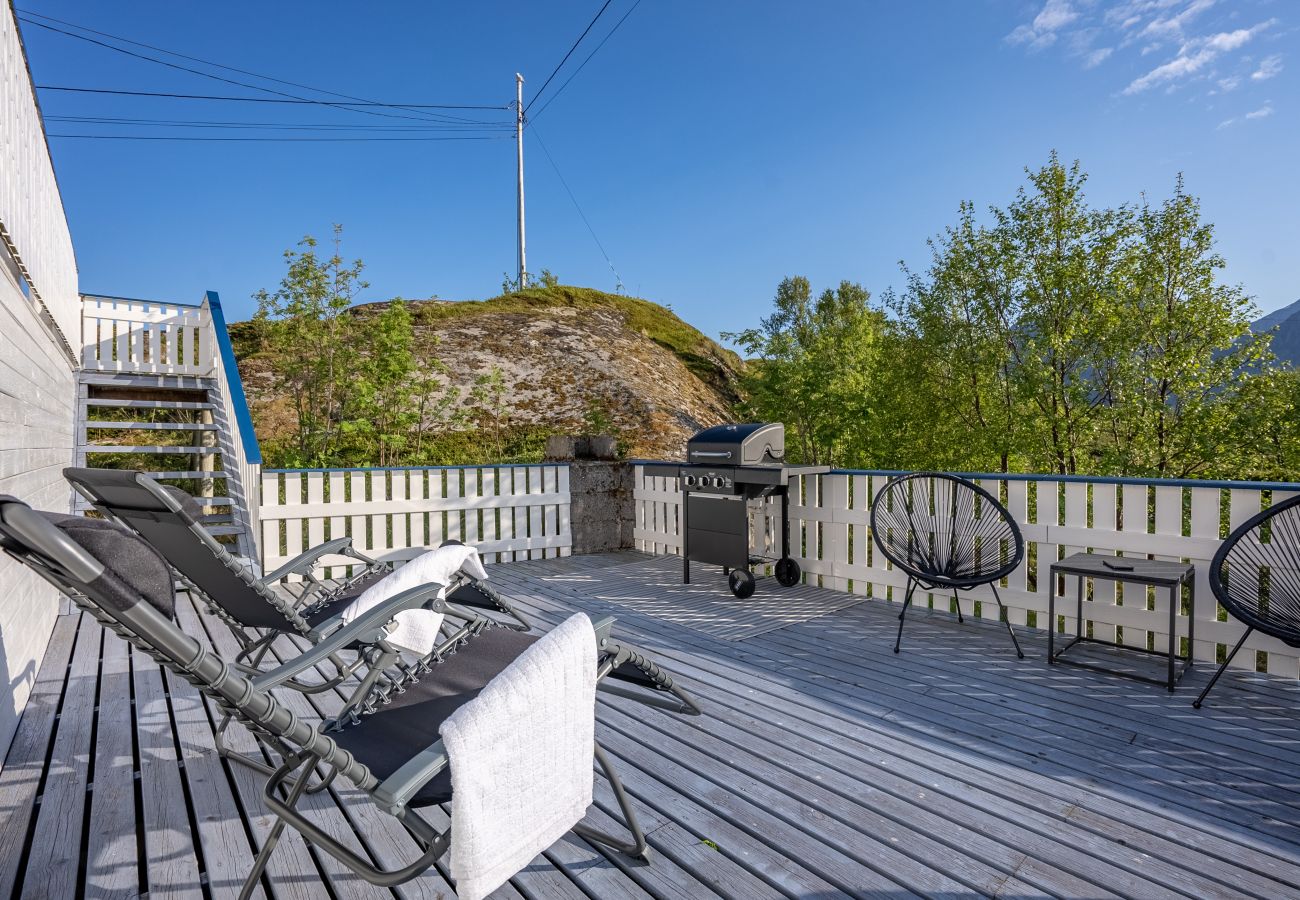 House in Flakstad - Sundet Lofoten - fjell- og havutsikt