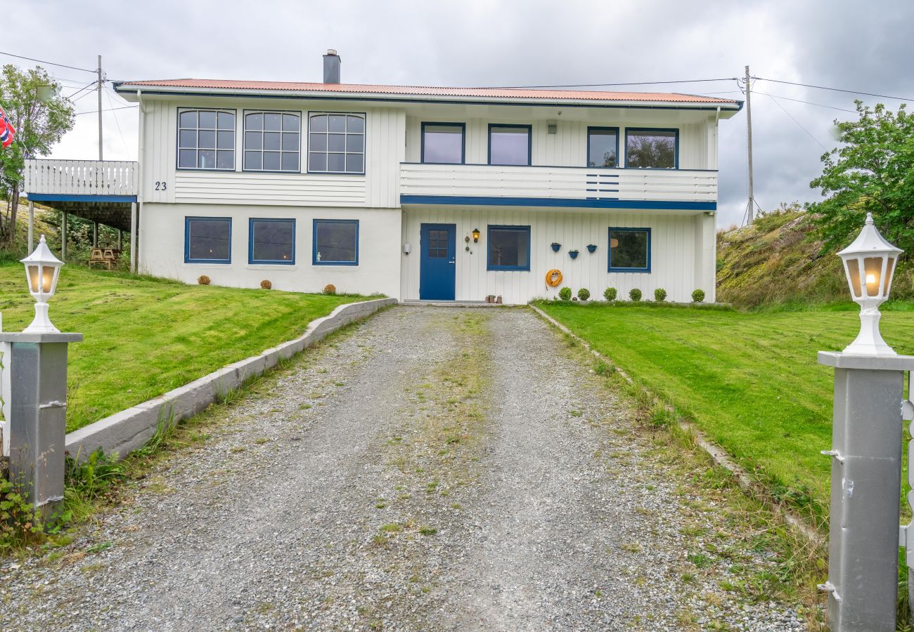 House in Flakstad - Sundet Lofoten - fjell- og havutsikt