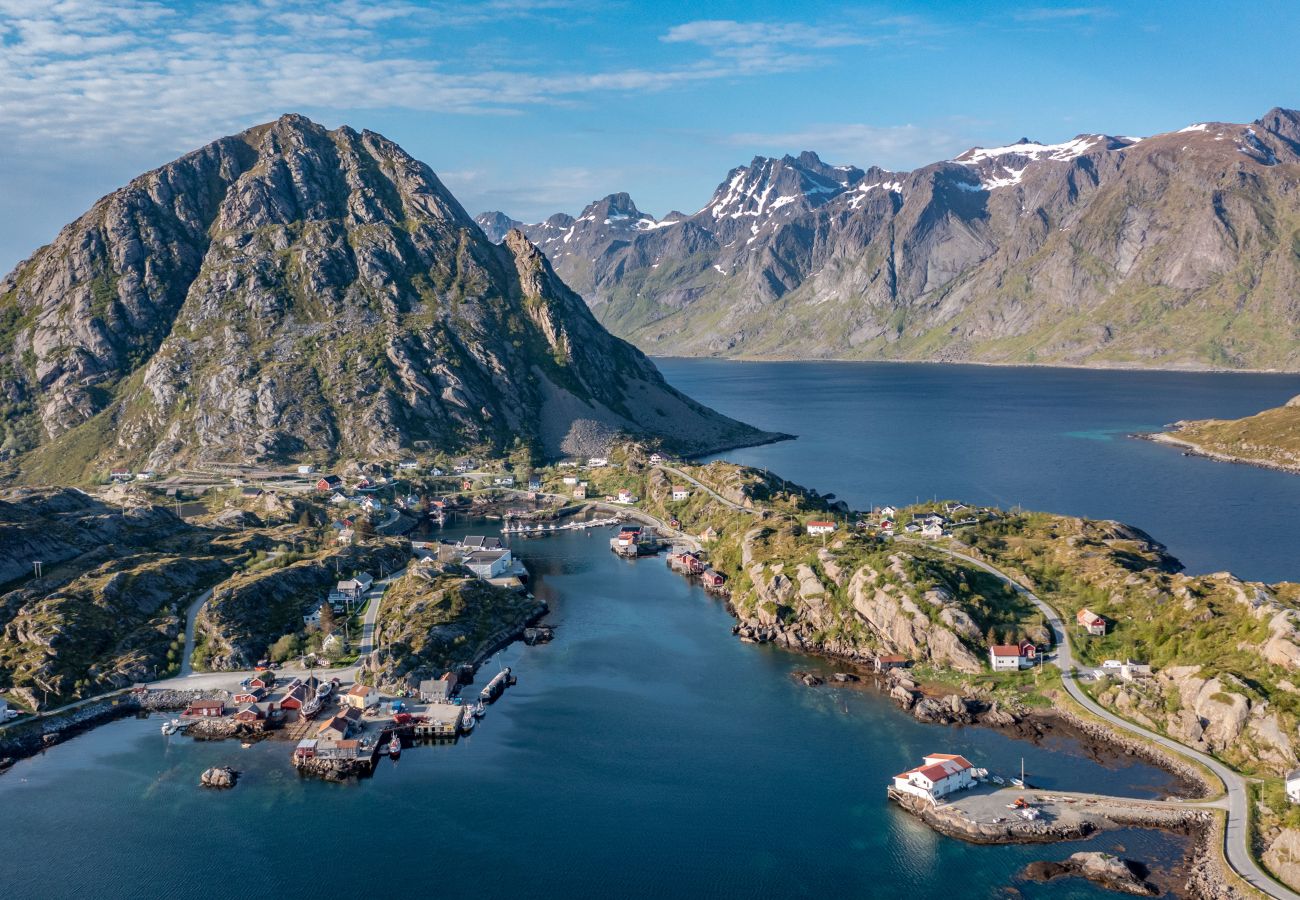 House in Flakstad - Sundet Lofoten - fjell- og havutsikt