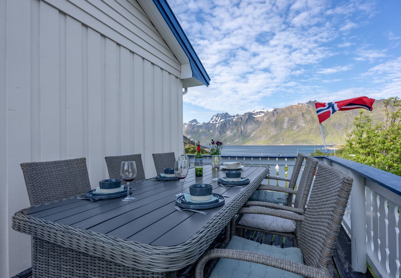 House in Flakstad - Sundet Lofoten - fjell- og havutsikt