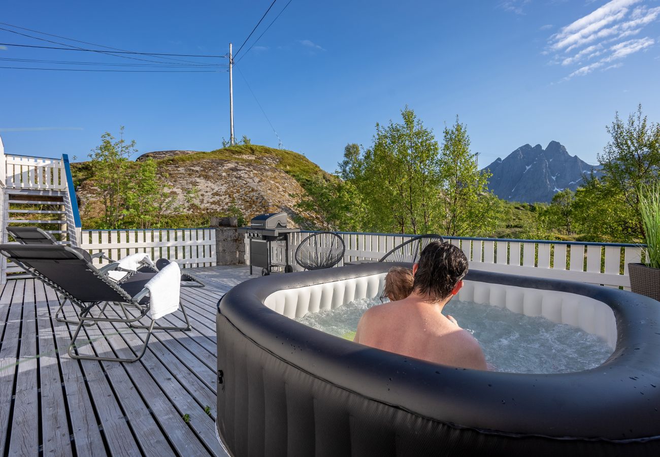 House in Flakstad - Sundet Lofoten - fjell- og havutsikt