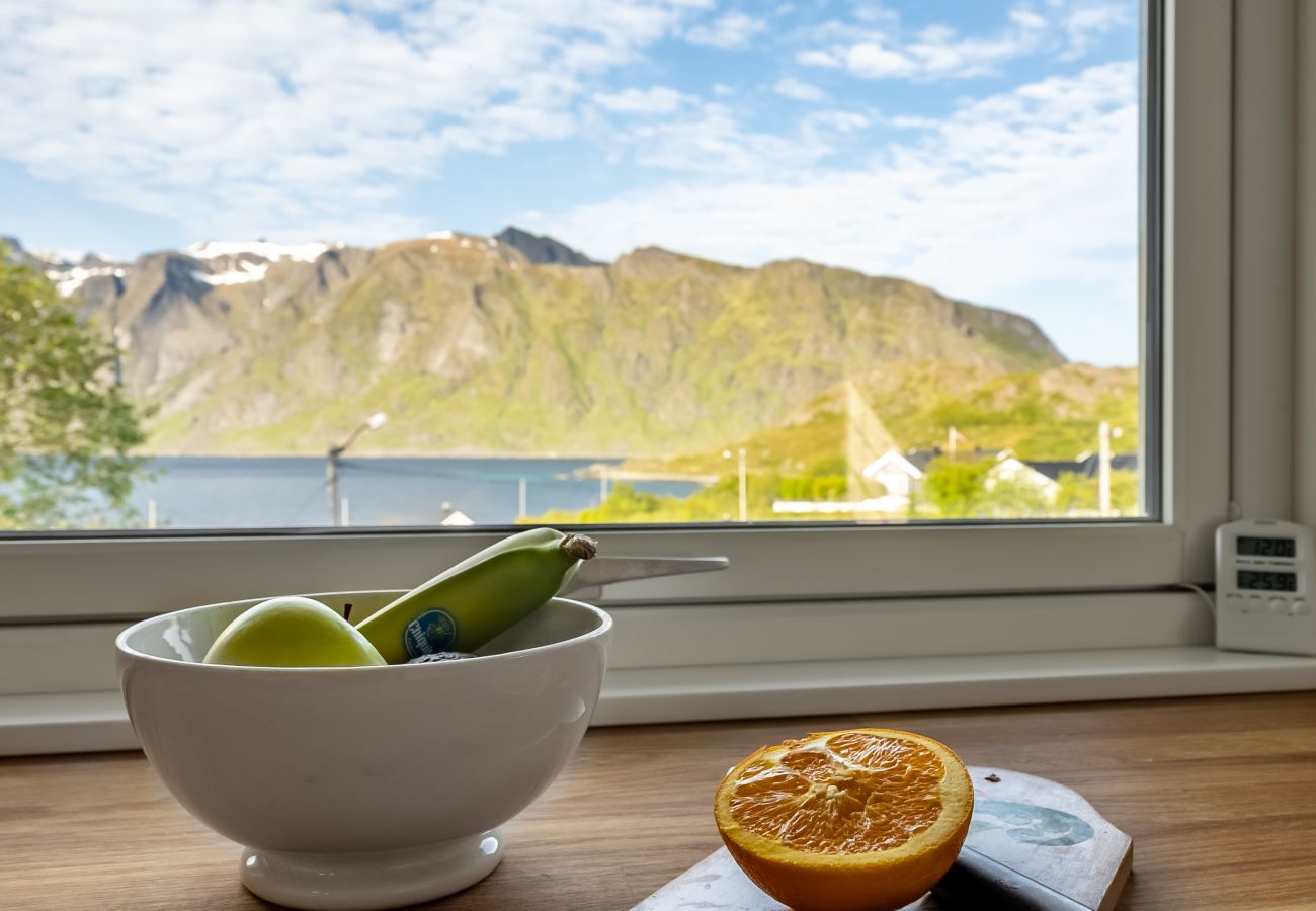 House in Flakstad - Sundet Lofoten - fjell- og havutsikt