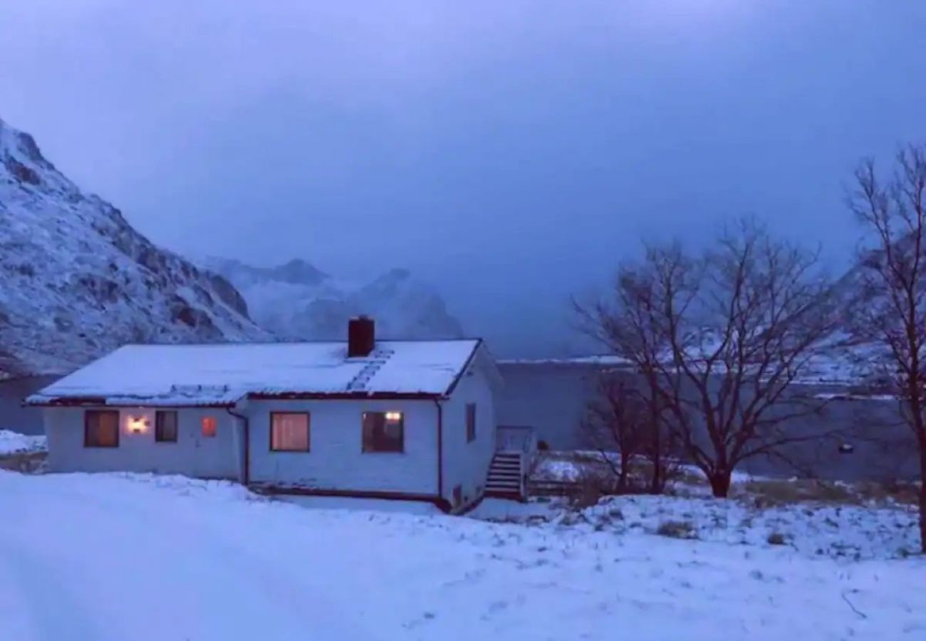 Hus i Vestvågøy - Charming house in fjord Lofoten