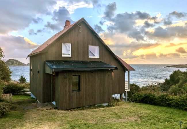  i Moskenes - House by the sea Reine, Lofoten