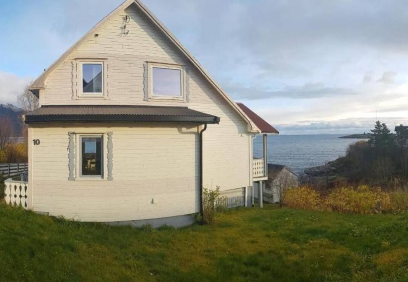 Hus i Moskenes - House by the sea Reine, Lofoten