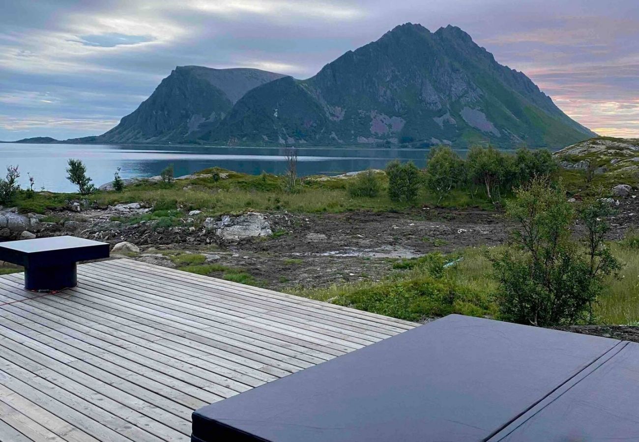 Hytte i Vågan - New lodge at seaside, near Henningsvær Lofoten
