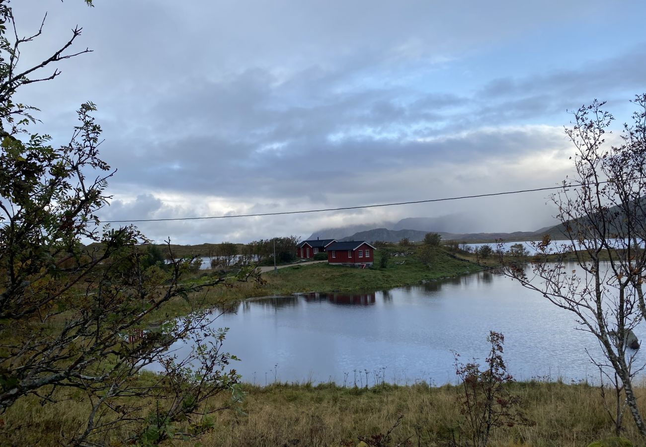Hytte i Vestvågøy - Sjarmerende hytte ved vannet