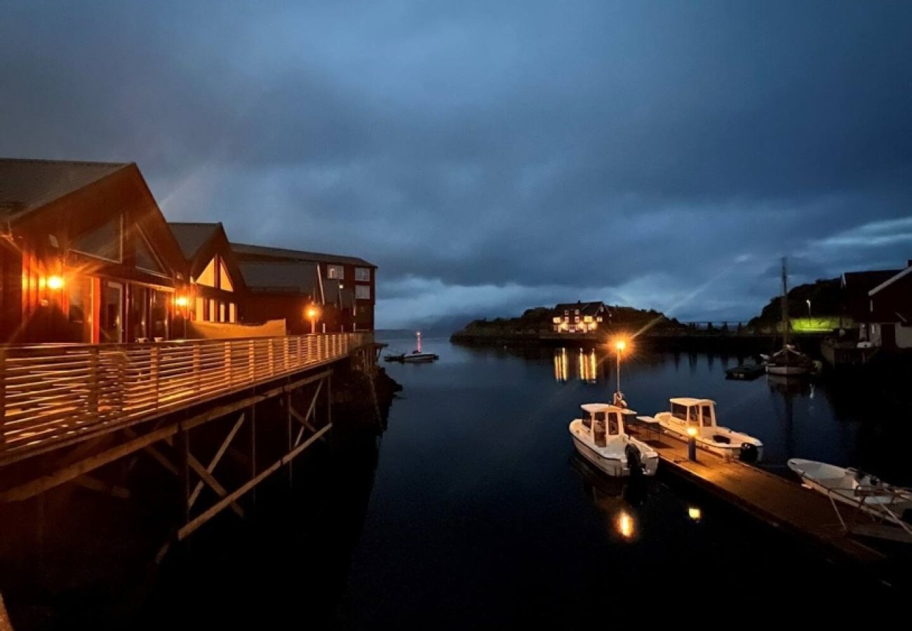 Hytte i Vestvågøy - Amazing waterfront rorbu (free car-charging)