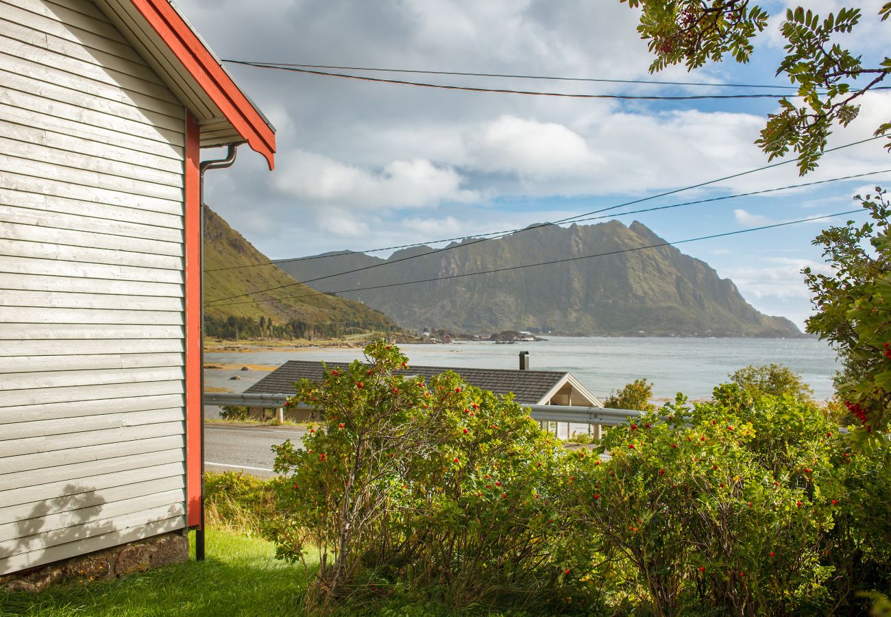 Hytte i Vestvågøy - Norheim, Nordlandshus i fredelig vik