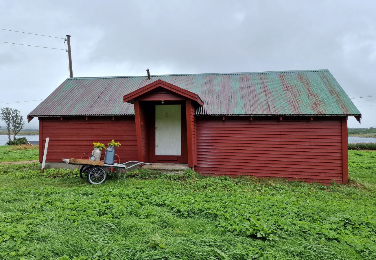 Hytte i Vestvågøy - Feriehus ved sjøen, Lofoten