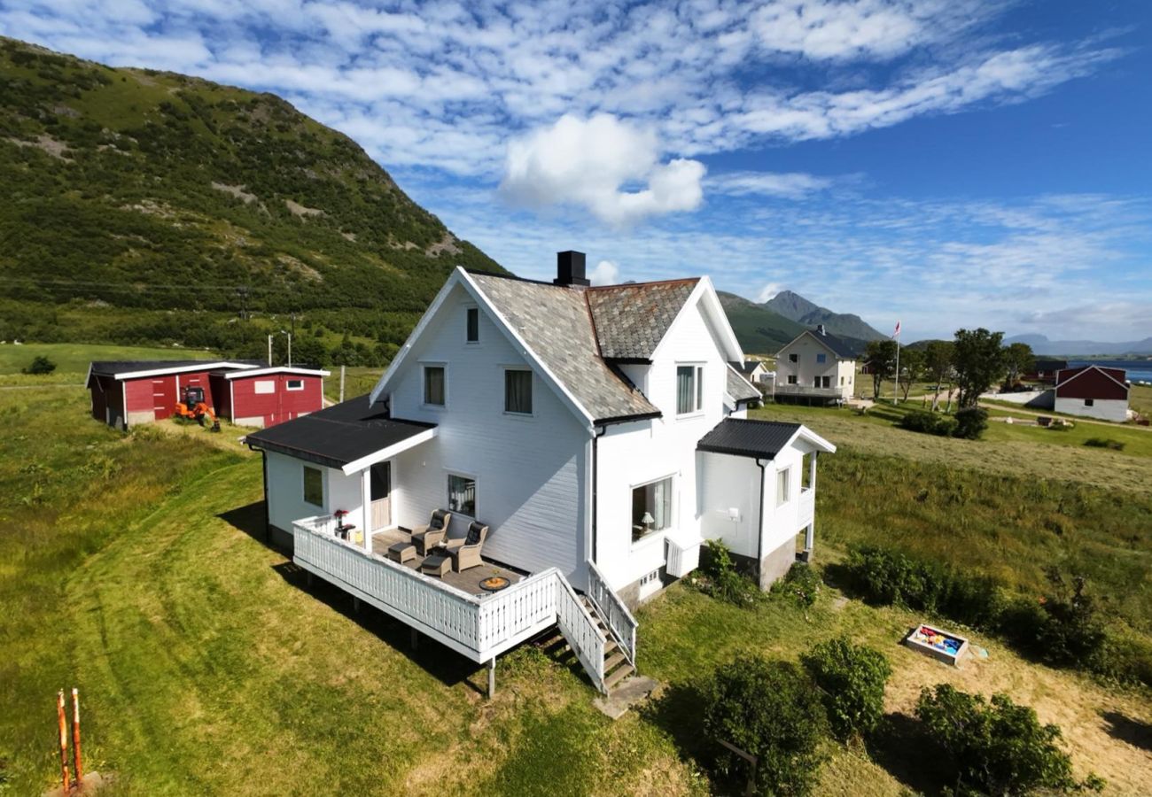 Hytte i Vestvågøy - Feriehus ved sjøen, Lofoten