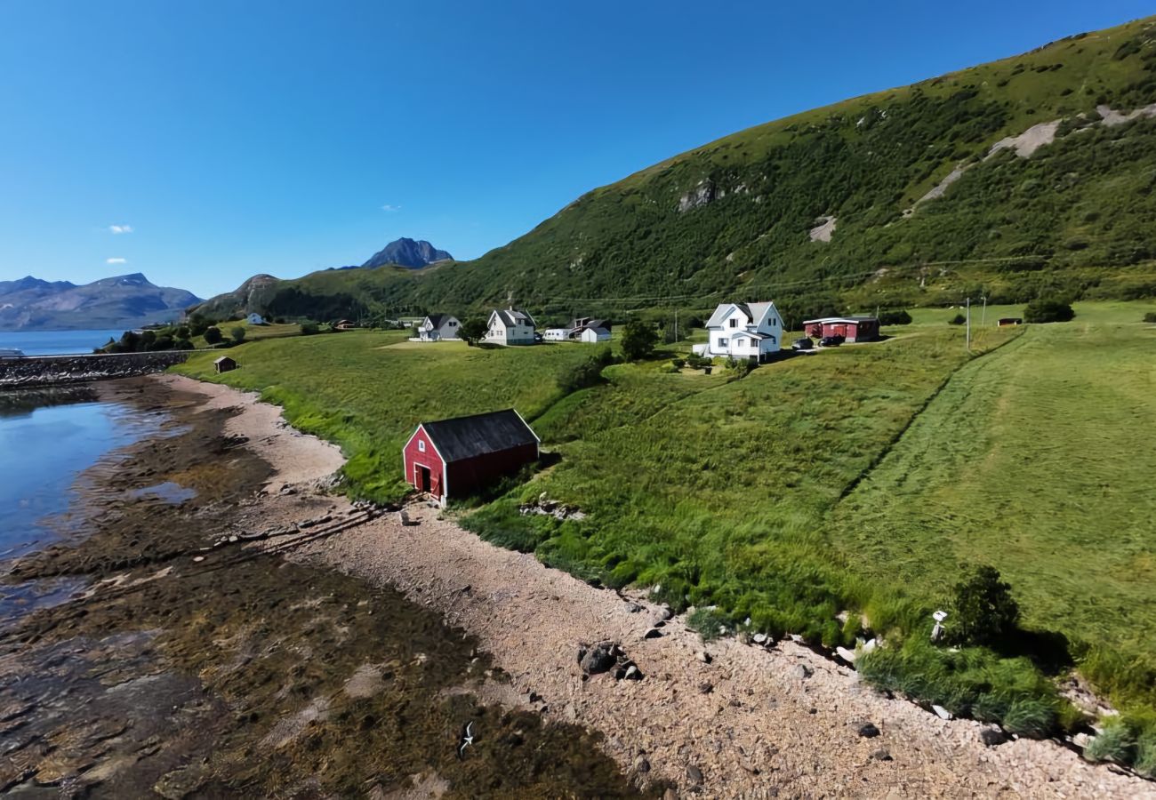 Hytte i Vestvågøy - Feriehus ved sjøen, Lofoten