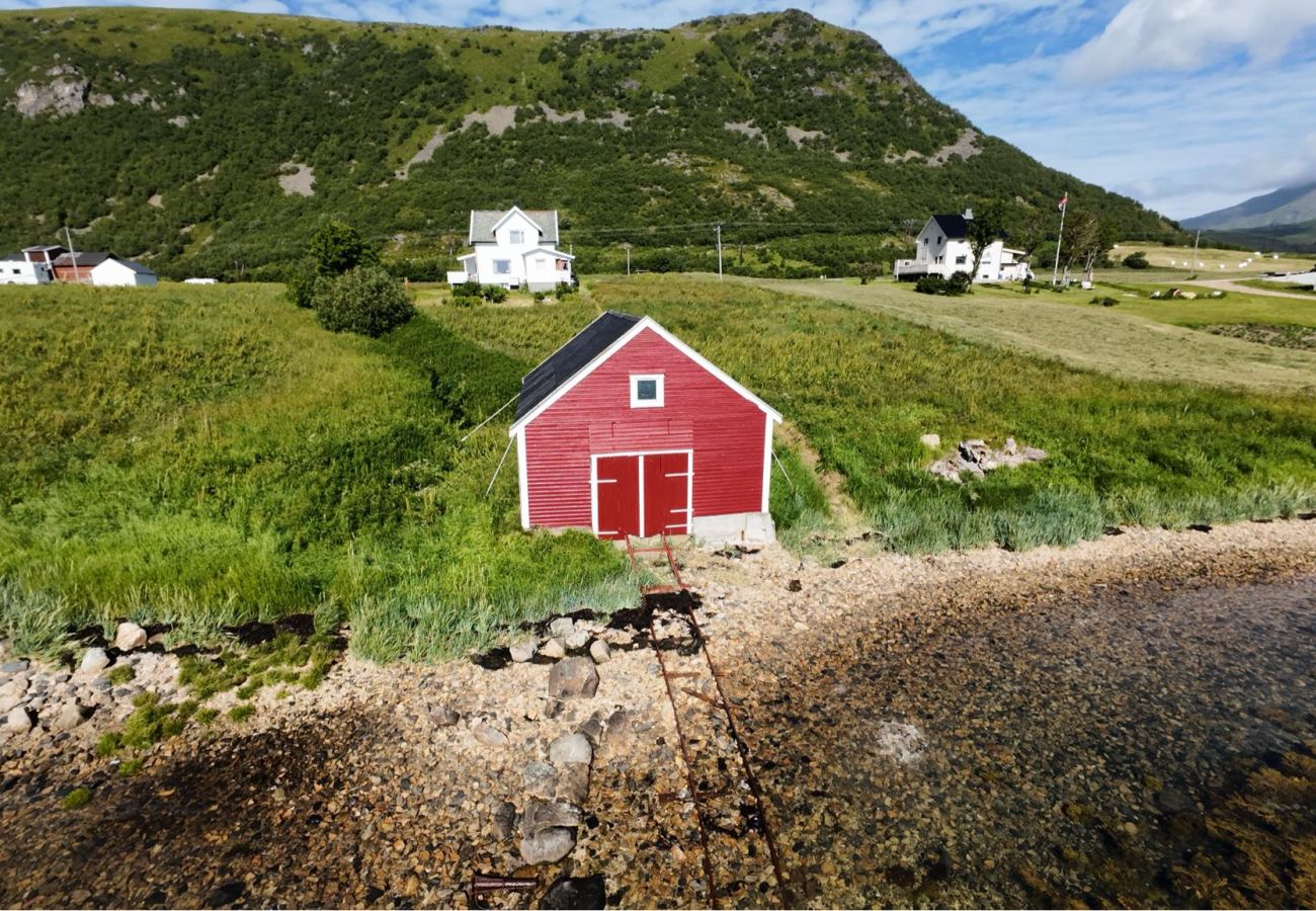 Hytte i Vestvågøy - Feriehus ved sjøen, Lofoten