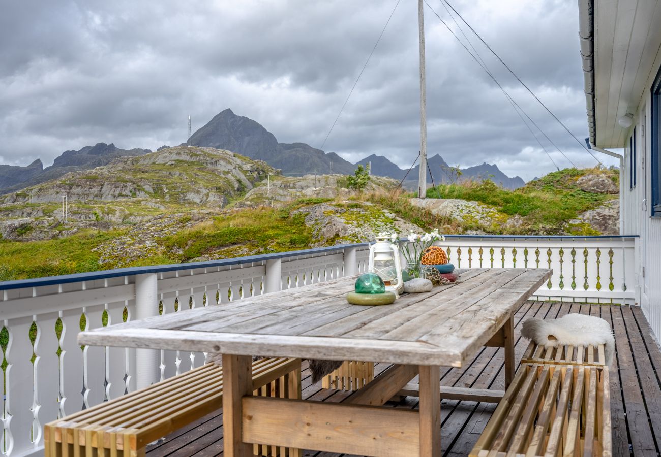 Hus i Flakstad - Sundet Lofoten - fjell- og havutsikt