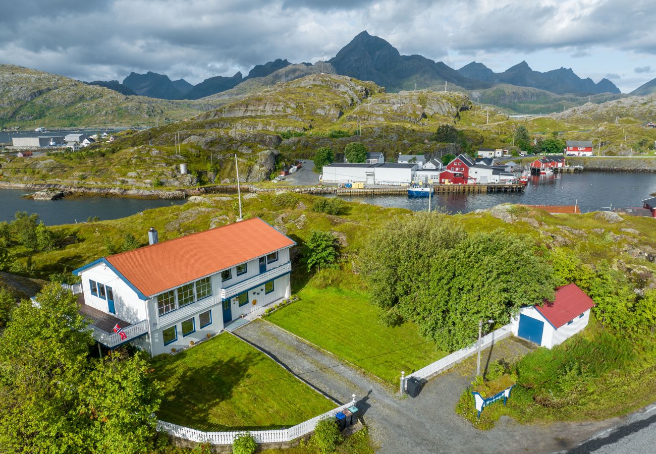 Hus i Flakstad - Sundet Lofoten - fjell- og havutsikt