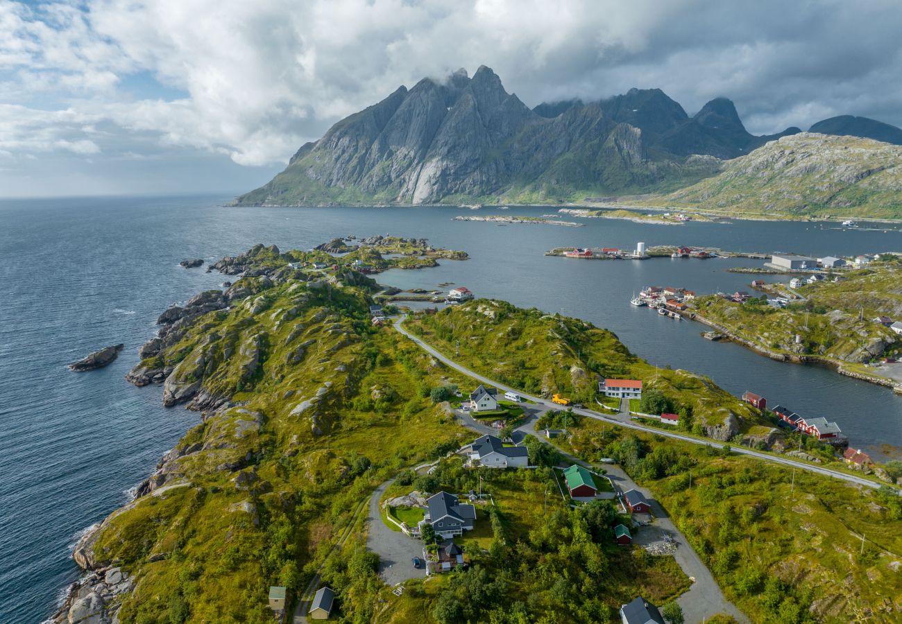 Hus i Flakstad - Sundet Lofoten - fjell- og havutsikt