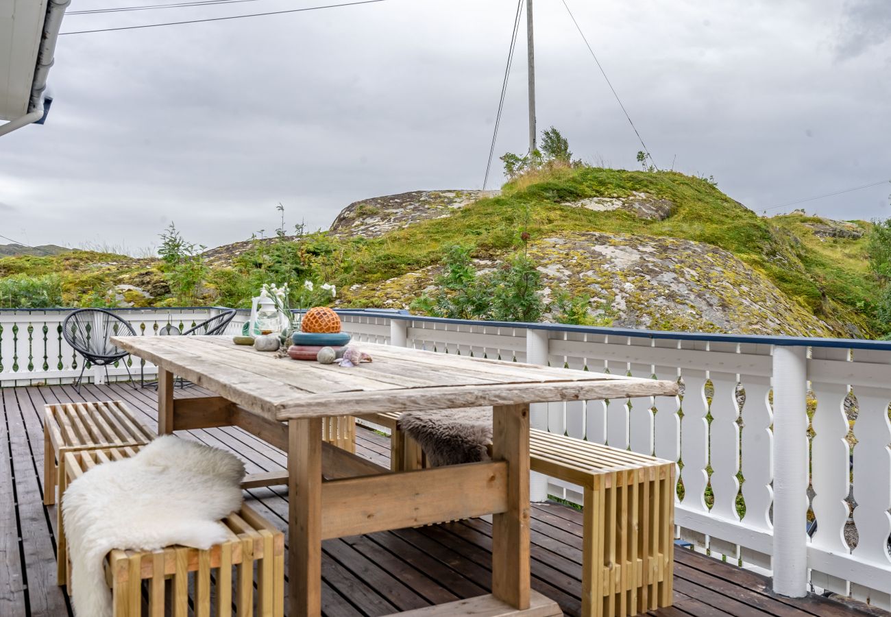 Hus i Flakstad - Sundet Lofoten - fjell- og havutsikt