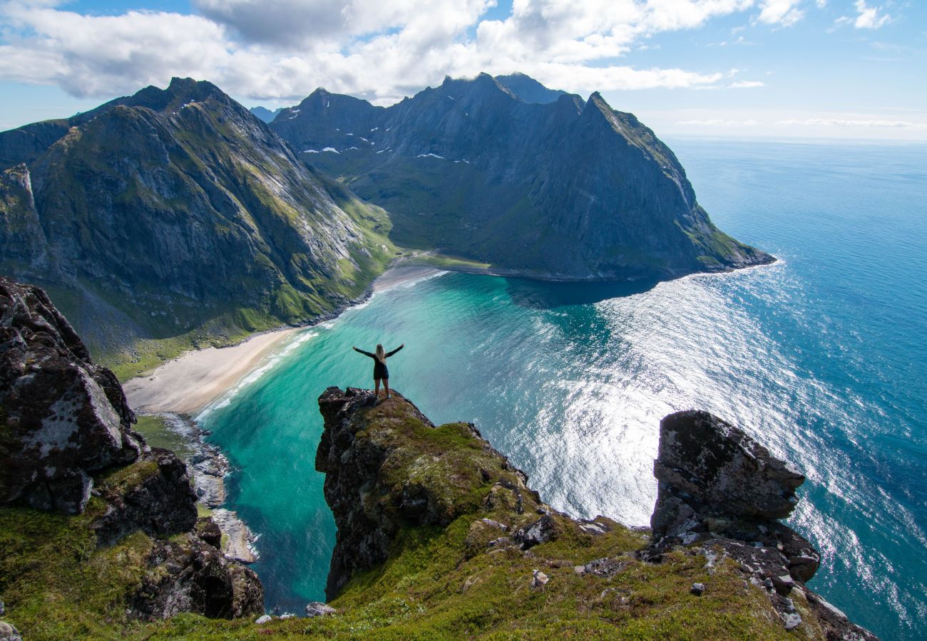 Hus i Flakstad - Sundet Lofoten - fjell- og havutsikt