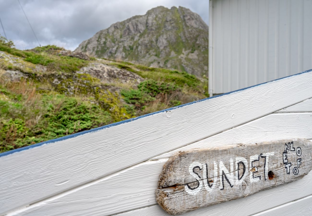 Hus i Flakstad - Sundet Lofoten - fjell- og havutsikt