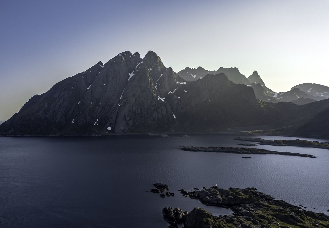 Hus i Flakstad - Sundet Lofoten - fjell- og havutsikt