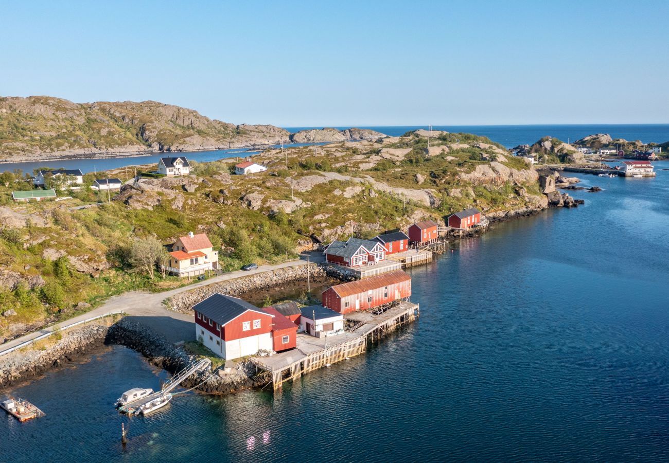 Hus i Flakstad - Sundet Lofoten - fjell- og havutsikt