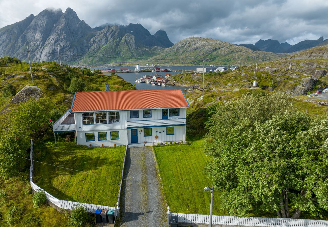 Hus i Flakstad - Sundet Lofoten - fjell- og havutsikt